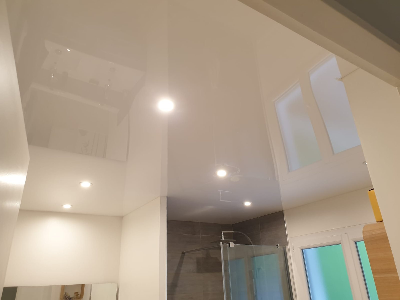Salle de bain — laqué blanc & spots