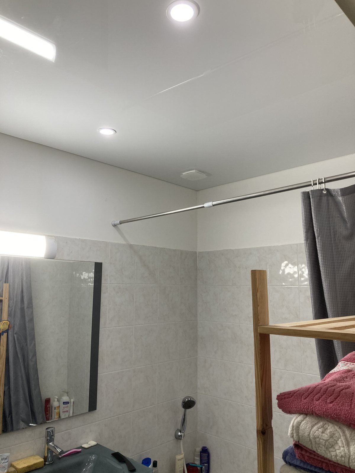 Salle de bain — toile mate & spots