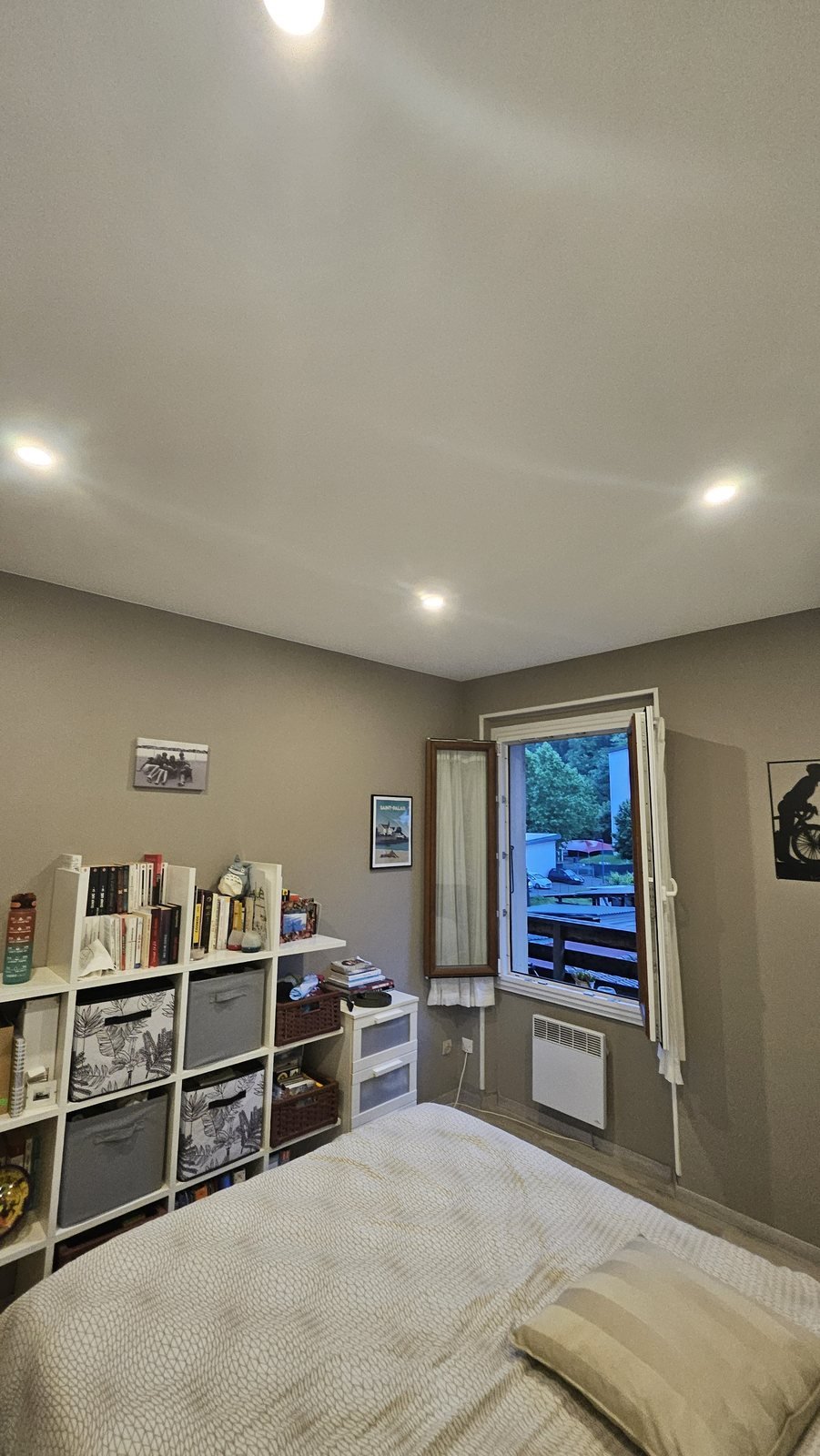 Chambre — toile mate & spots