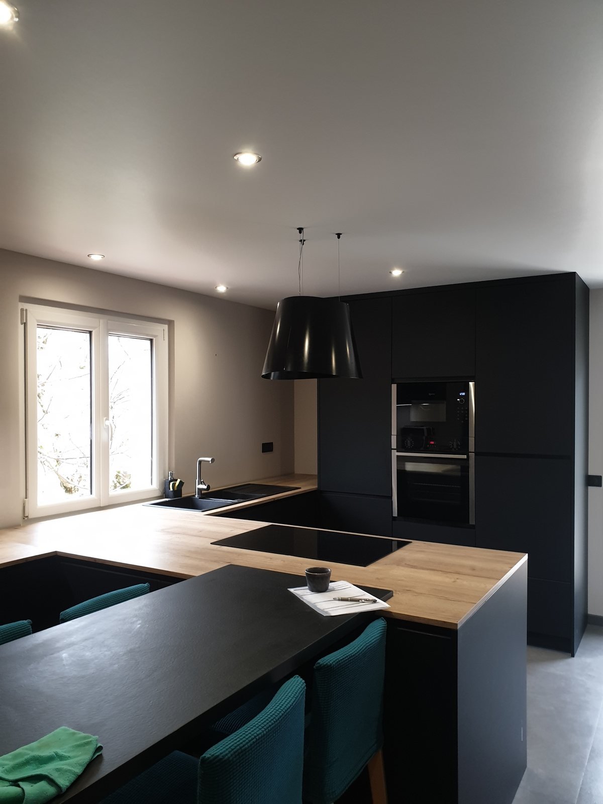 Cuisine noire mate — toile mate