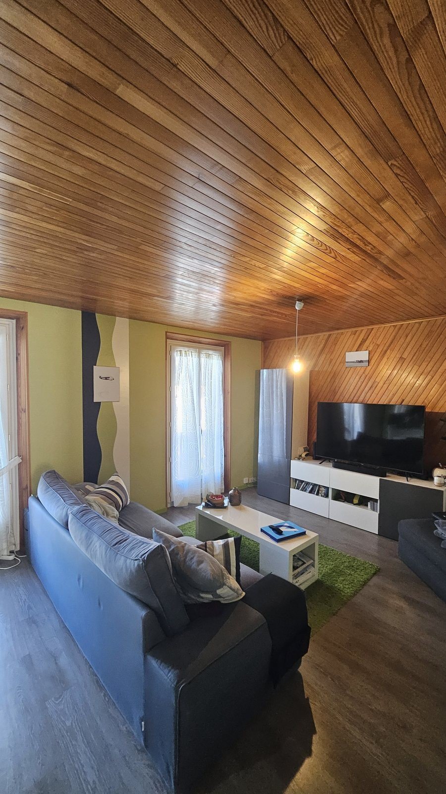 Salon avant : ancien plafond en lambris bois foncé